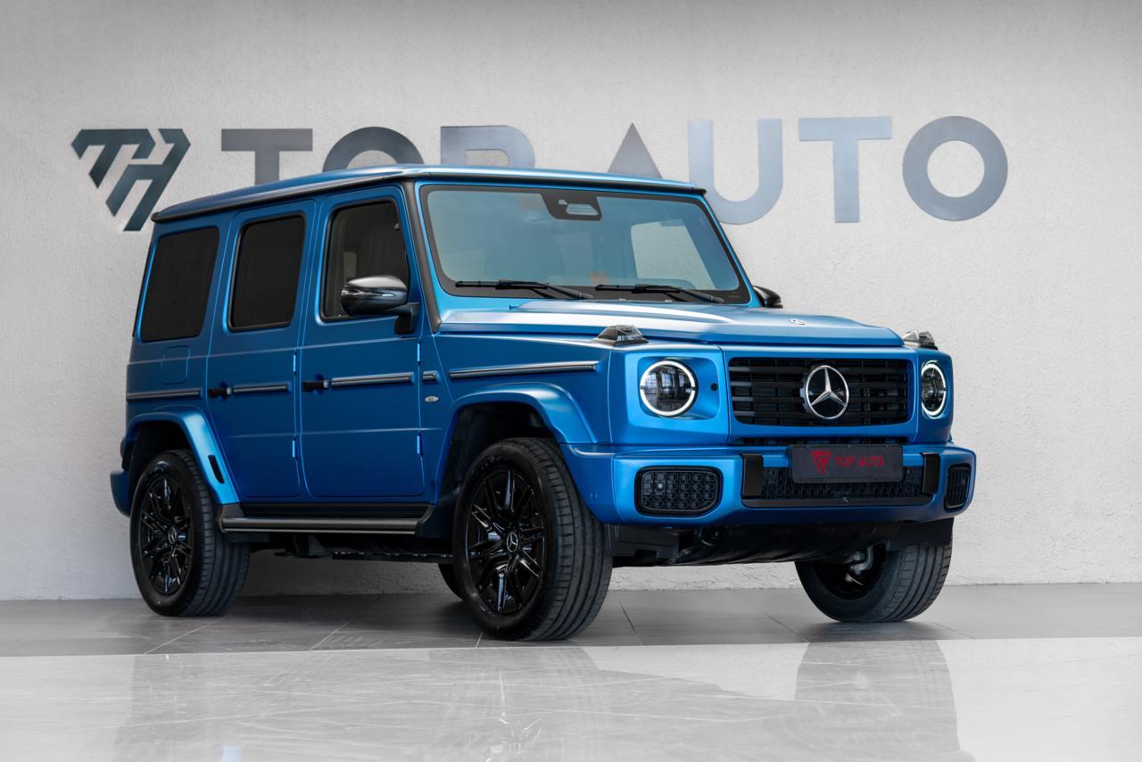 Шоурум TopAuto: Mercedes-Benz G-класс у фирменной стены